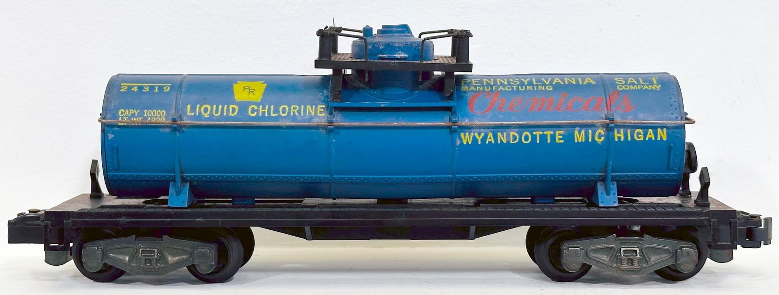 American Flyer Postwar S Gauge 24319 Pennsylvania Salt Tank Car: American Flyer Postwar S Gauge 24319 Pennsylvania Salt Tank Car, in C7 plus or better.