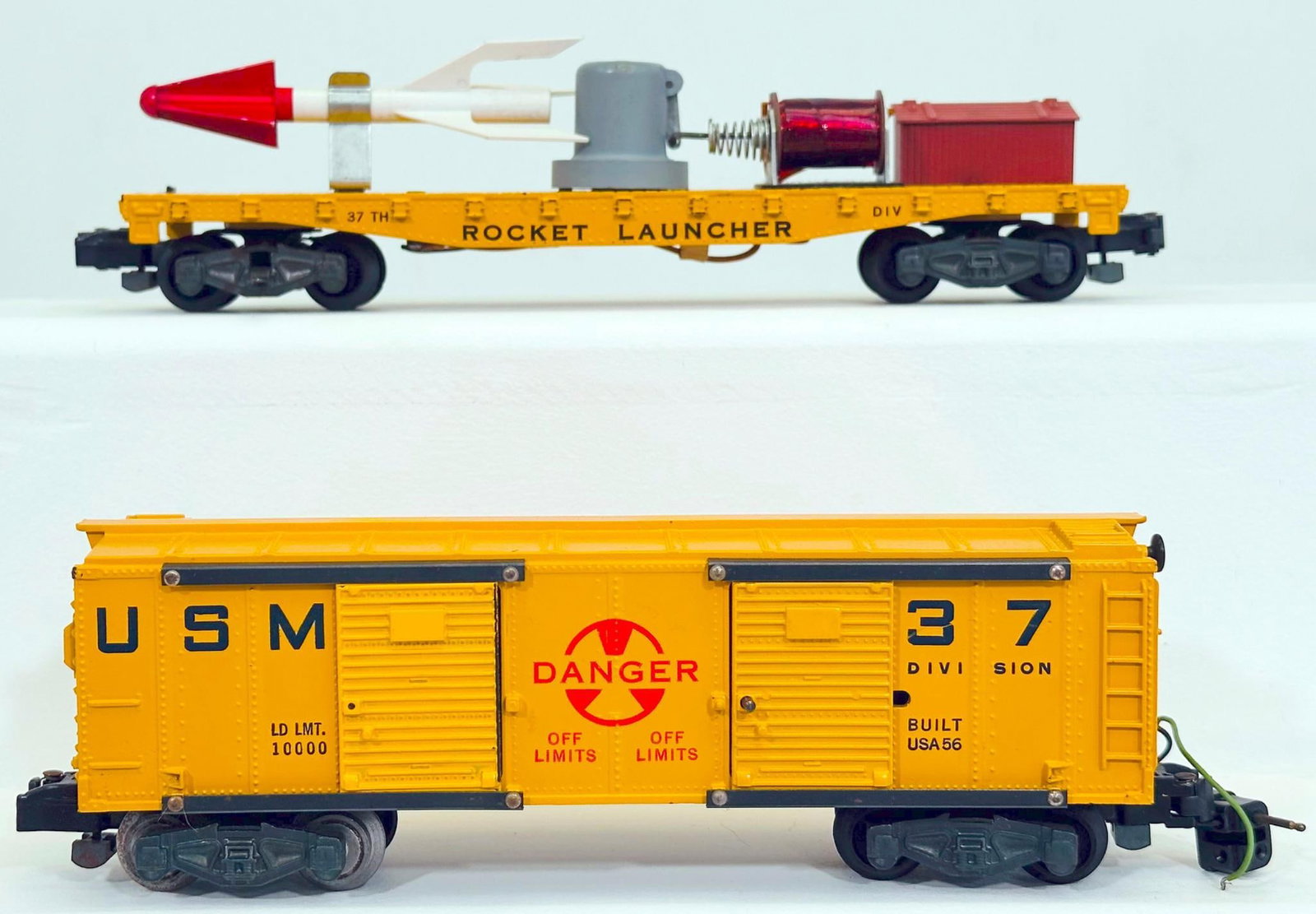 American Flyer Postwar S Gauge 25056 Rocket Launcher Car and USM Ammo Car: American Flyer Postwar S Gauge 25056 Rocket Launcher Car and USM Ammo Car, each in C7 plus or better.