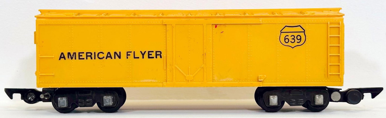 American Flyer Postwar S Gauge 639 pale yellow Box Car: American Flyer Postwar S Gauge 639 pale yellow Box Car, in C7 plus.