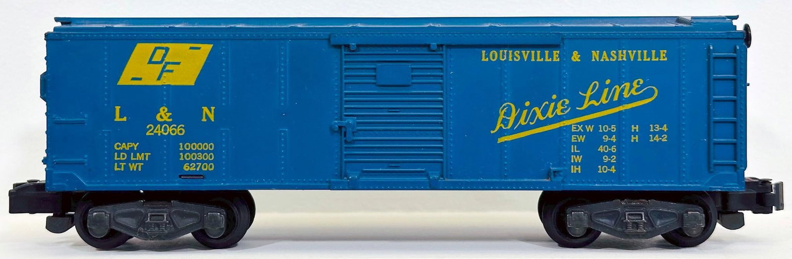 American Flyer Postwar S Gauge L & N Dixieline 24066 Box Car,: American Flyer Postwar S Gauge L & N Dixieline 24066 Box Car, in C7 plus.