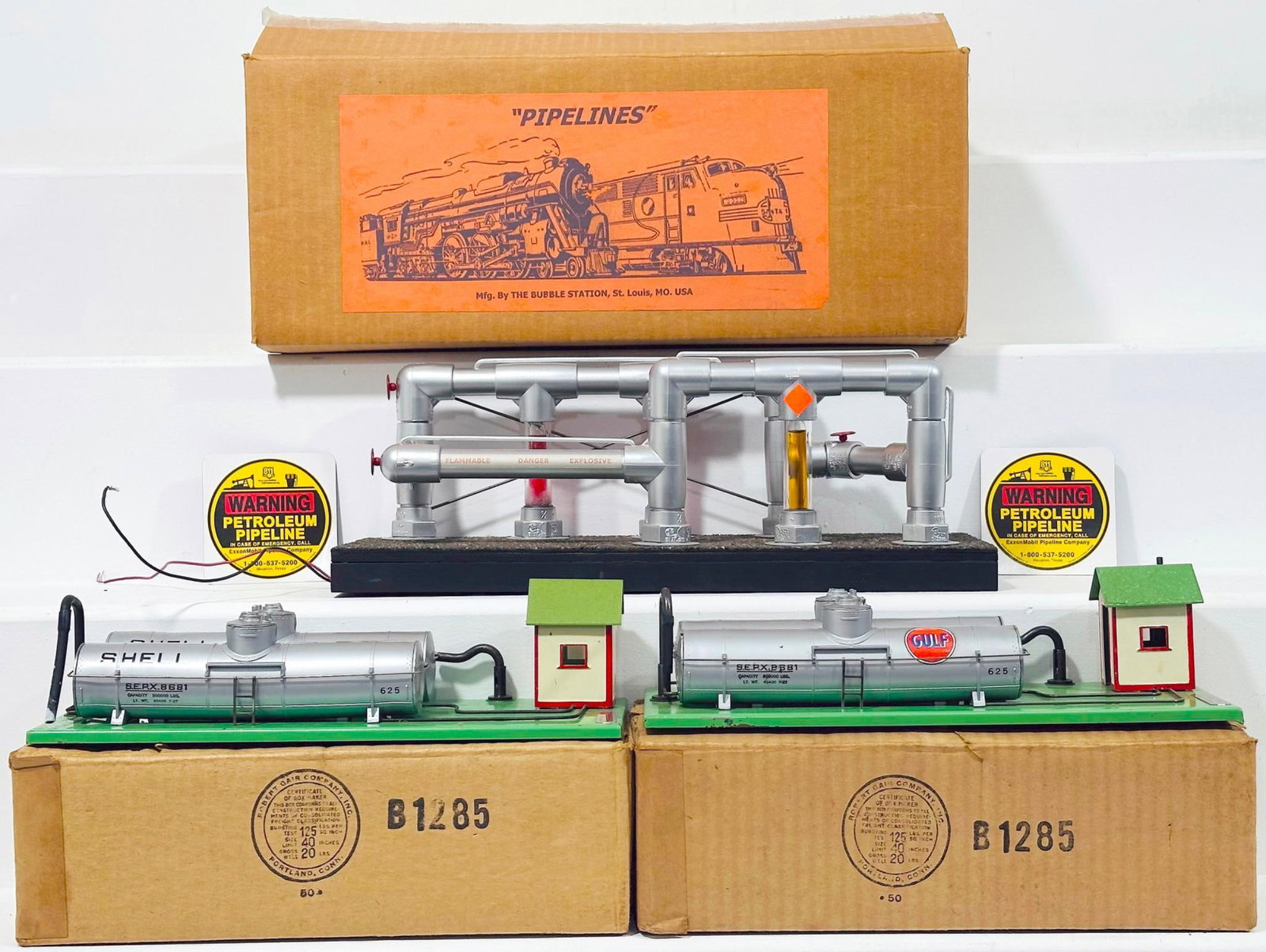 American Flyer Postwar S Gauge 768 (Shell) and 7686 (Gulf) Oil Supply Depots and The Bubble Station: American Flyer Postwar S Gauge 768 (Shell) and 7686 (Gulf) Oil Supply Depots and The Bubble Station Modern S Gauge Pipe Lines Boxed, each in C7 plus and each with its original box. One of the tanks on