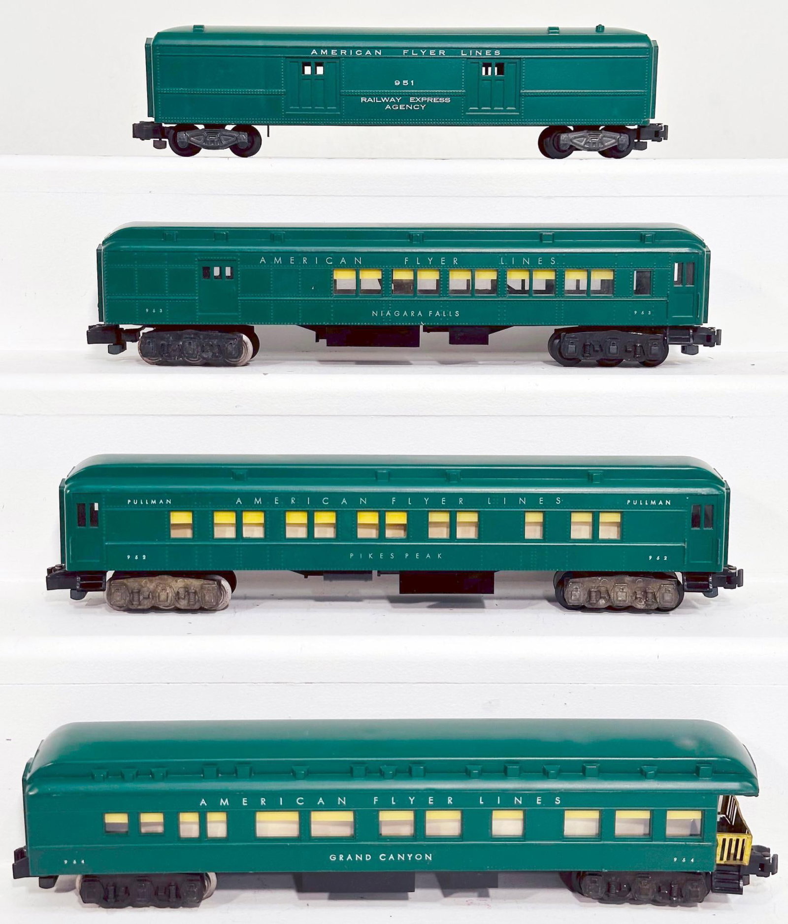American Flyer Postwar S Gauge 951 - 952 - 953 - 954 green Passenger Cars: American Flyer Postwar S Gauge 951 - 952 - 953 - 954 green Passenger Cars, each in C7 plus and each with its box or wrap.