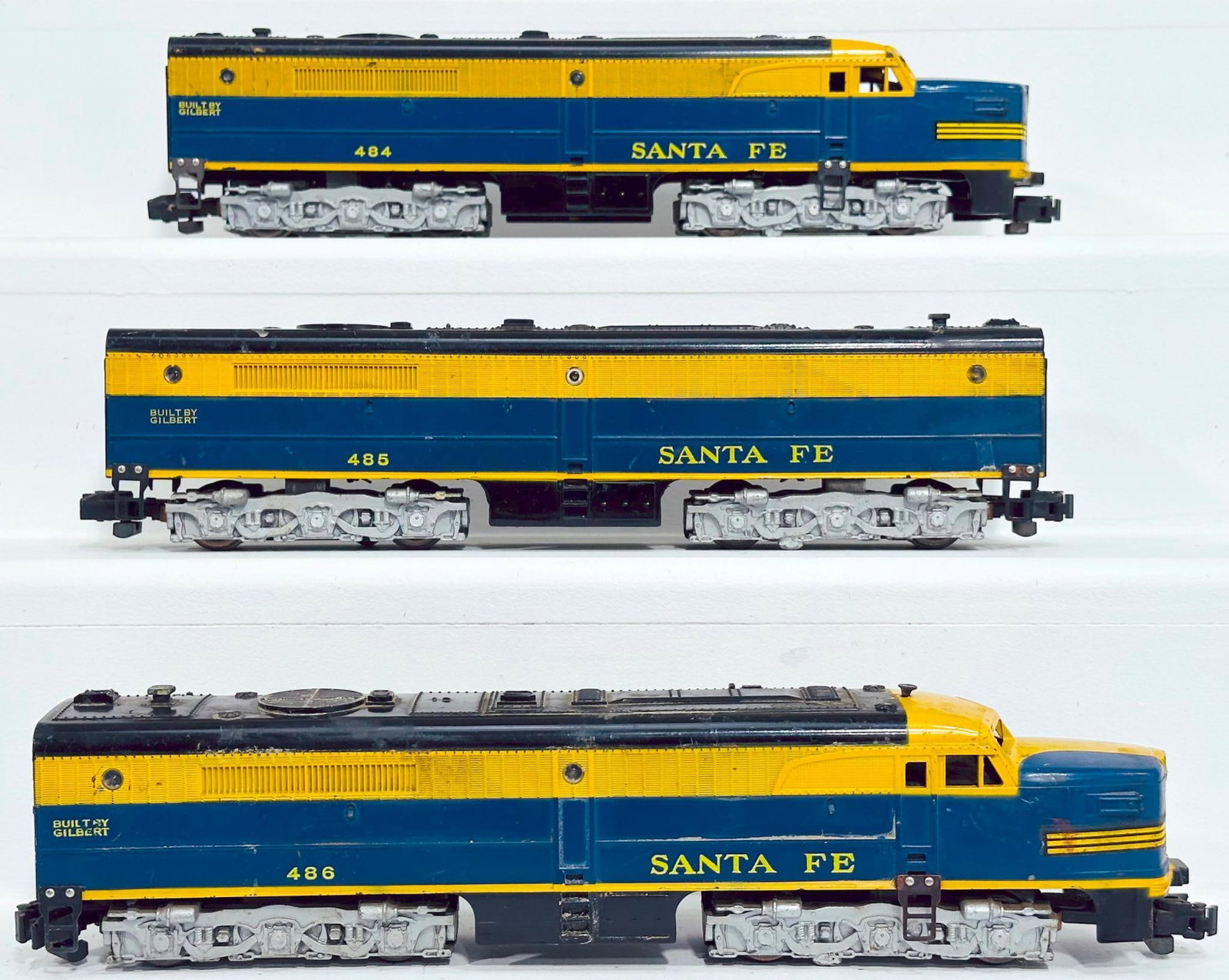 American Flyer Postwar S Gauge 484 - 485 - 486 Santa Fe yellow and dark blue A - B - A Alco Diesel: American Flyer Postwar S Gauge 484 - 485 - 486 Santa Fe yellow and dark blue A - B - A Alco Diesel Units, with the 484 in C7 and missing its horn, 485 in C6 plus or better and the 486 in C7 minus and 