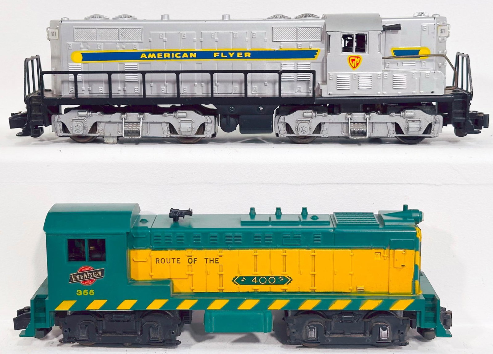 American Flyer Postwar S Gauge 355 Chicago and Northwestern Switcher and 371 GM Switcher Locomotive: American Flyer Postwar S Gauge 355 Chicago and Northwestern Switcher and 371 GM Switcher Locomotive, each in C7 or better.