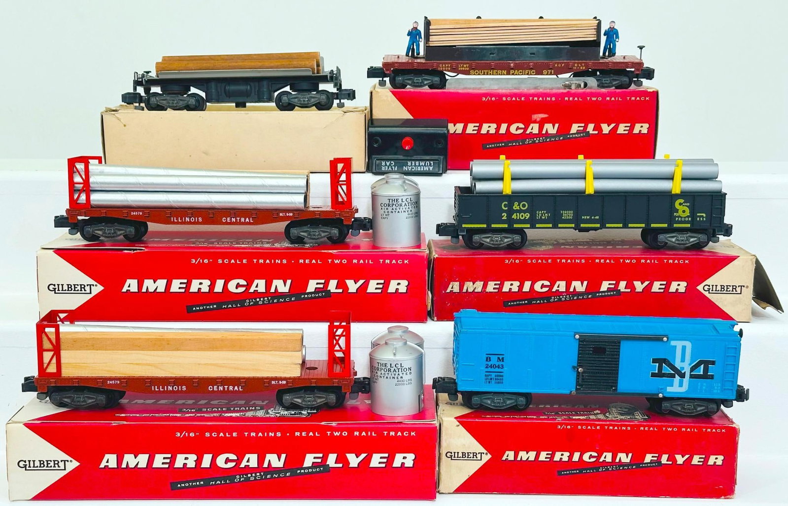 American Flyer Postwar S Gauge 24579 Lumber Car X2, 971, 914 Operating Log Car, 24109 Pipe Car and: American Flyer Postwar S Gauge 24579 Lumber Car X2, 971, 914 Operating Log Car, 24109 Pipe Car and 24043 BM Box Car, each in C7 plus and each with its original box.