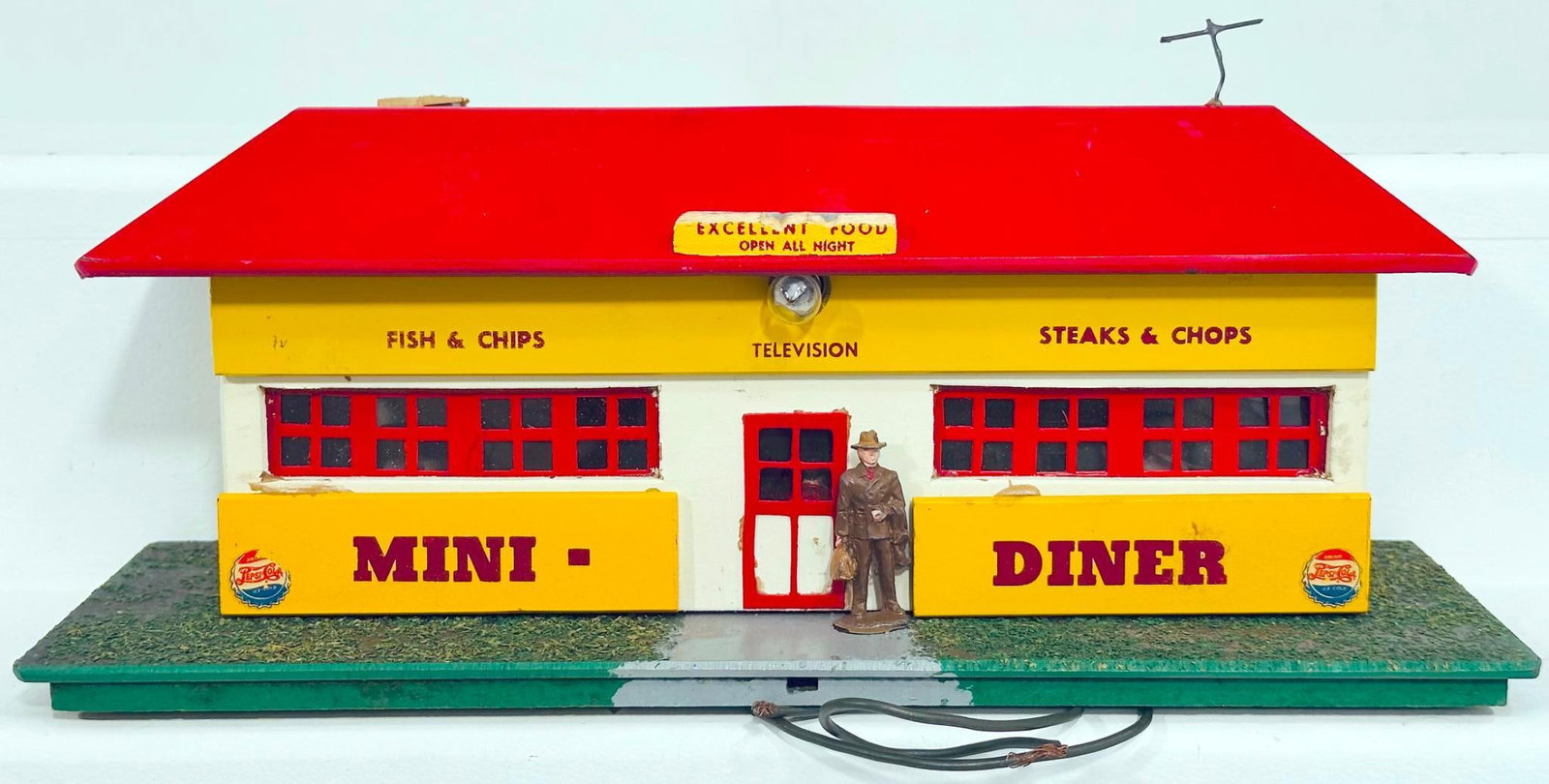 Mini - Craft Postwar S Gauge Mini Diner: Mini - Craft Postwar S Gauge Mini Diner, with the Diner in C6 or better given slight damage to ID plaque on roof and partially missing chimney.
