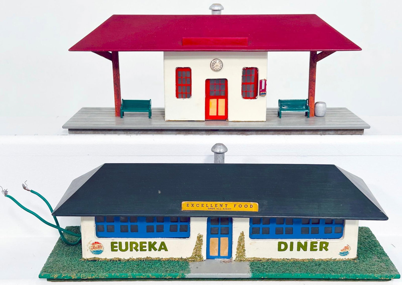 American Flyer Postwar S Gauge 275 Eureka Diner and 273 Suburban Railroad Station: American Flyer Postwar S Gauge 275 Eureka Diner and 273 Suburban Railroad Station, each in C7, although the identification board on top of the roof of the 273 Suburban Railroad Station has been repain