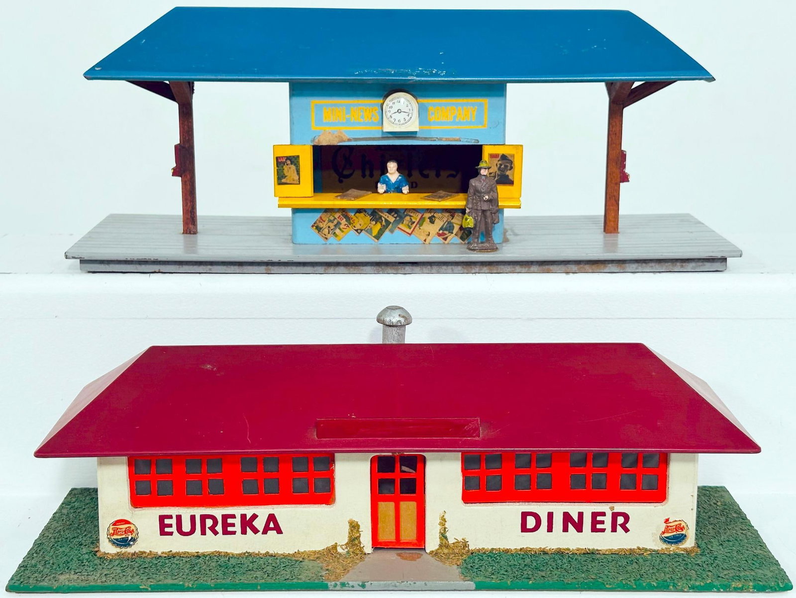 American Flyer Postwar S Gauge 275 Eureka Diner and Mini - Craft Postwar S Gauge Mini Newsstand: American Flyer Postwar S Gauge 275 Eureka Diner and Mini - Craft Postwar S Gauge Mini Newsstand, with the Mini Newsstand in C6 plus because missing the roof ID sign and the Eureka Diner in C7 although