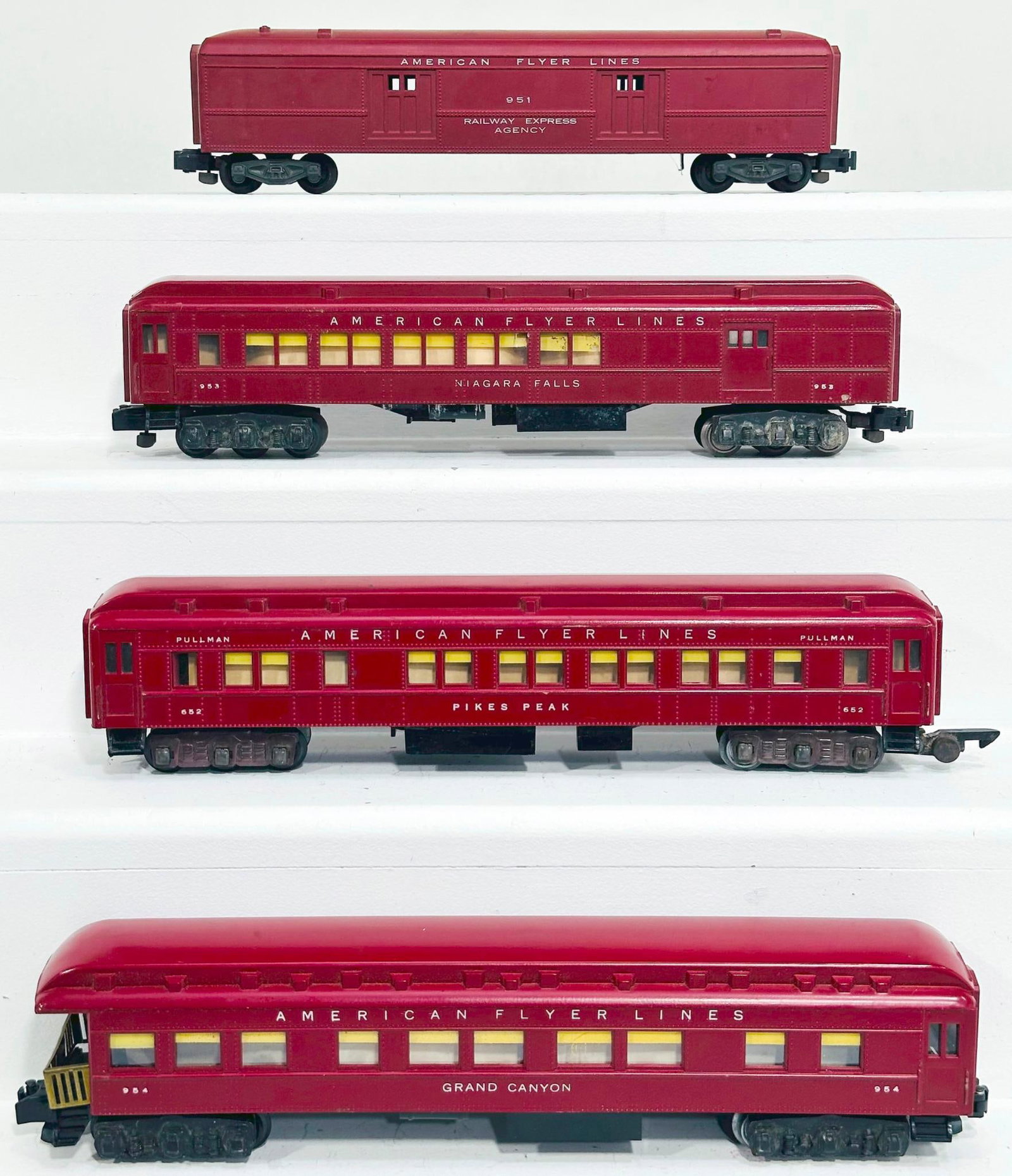 American Flyer Postwar S Gauge Four (4) Assorted dark red plastic Passenger Cars: American Flyer Postwar S Gauge Four (4) Assorted dark red plastic Passenger Cars, including red plastic 951, 954, 652 and 953, each in C7.