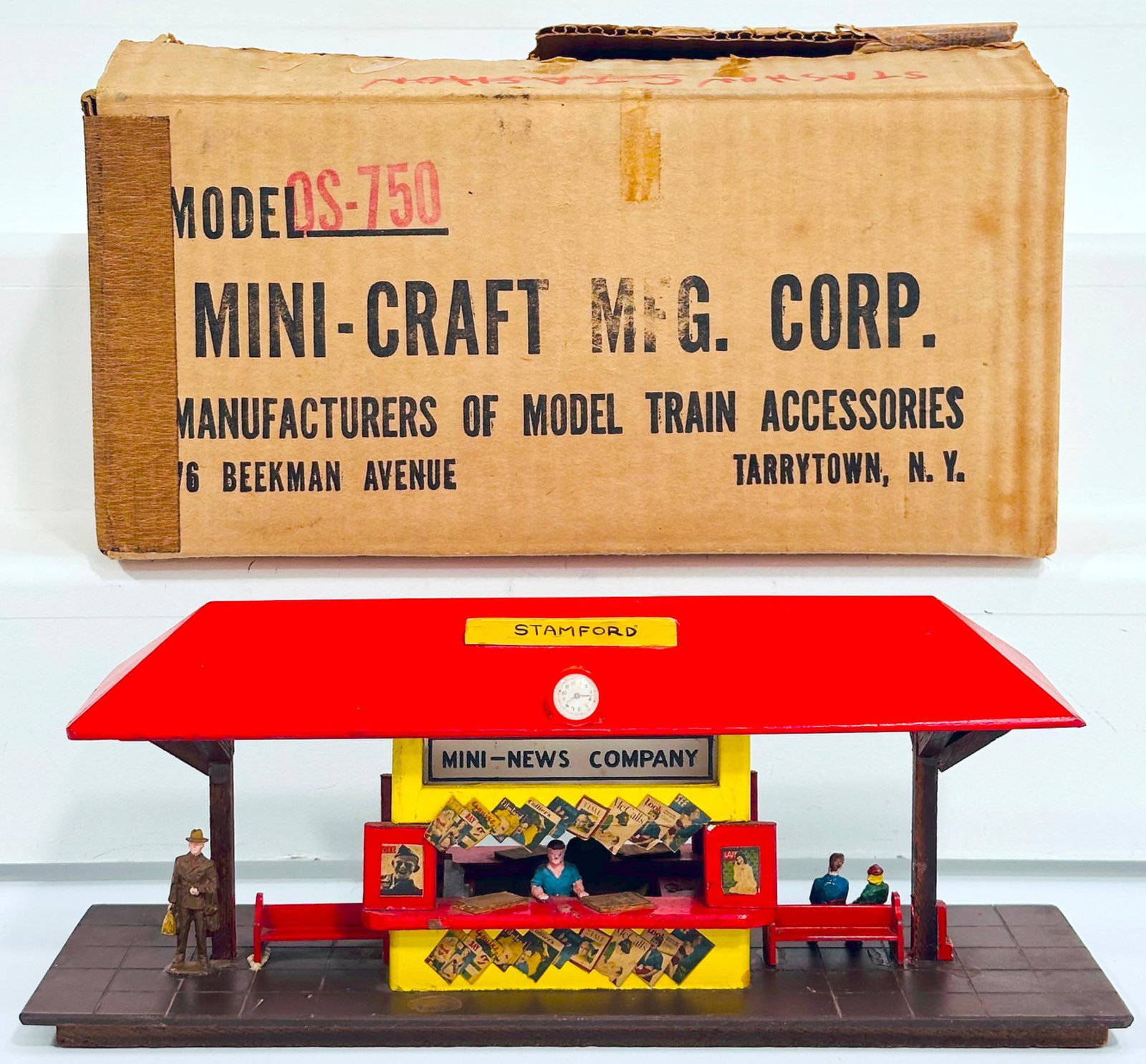 Mini - Craft Postwar S Gauge Newsstand red roof: Mini - Craft Postwar S Gauge Newsstand red roof, in C7 or better with its original box that has tears on the upper lid.