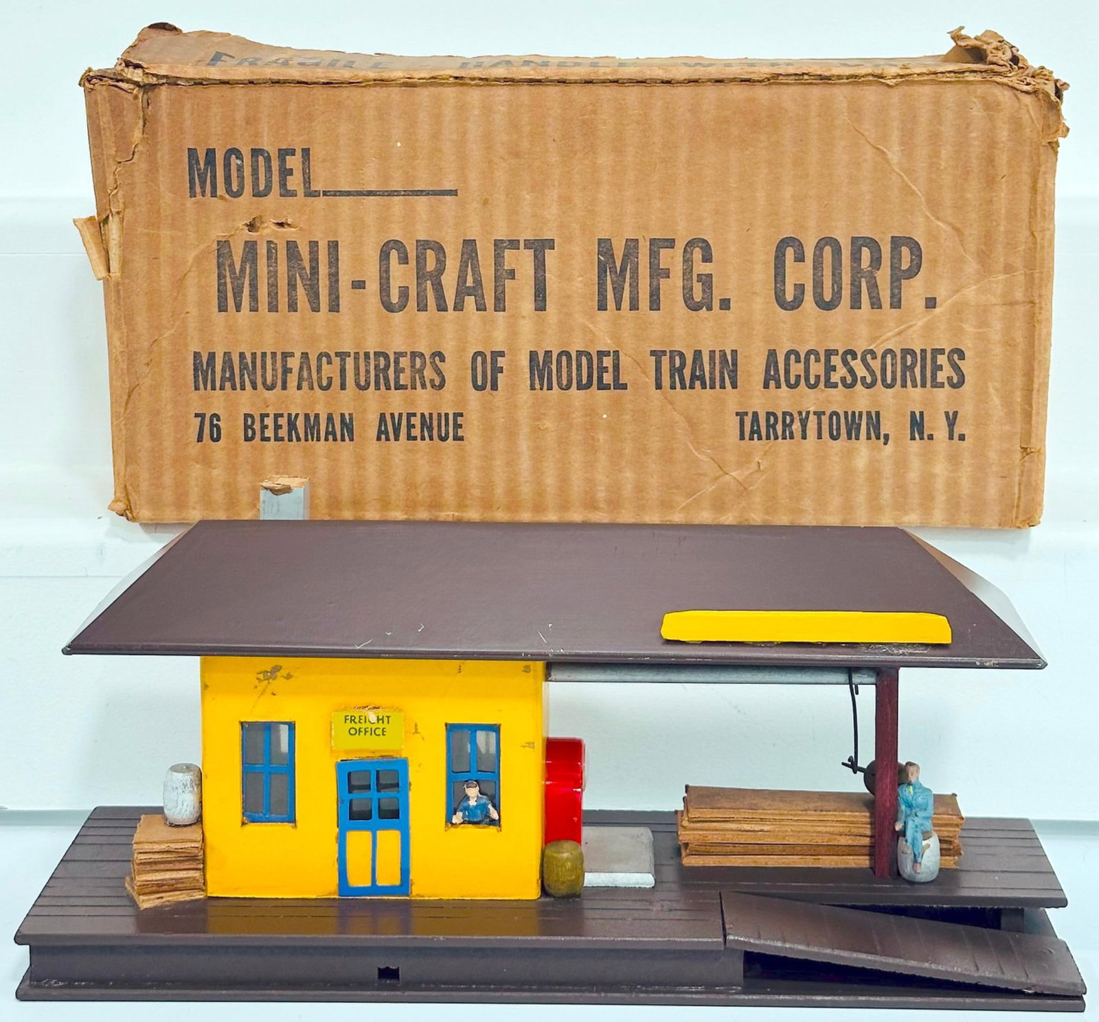 Mini - Craft Postwar S Gauge Freight Office with original box: Mini - Craft Postwar S Gauge Freight Office with original box, in C7 and missing top part of the chimney. This Lot includes original box that shows light wear.