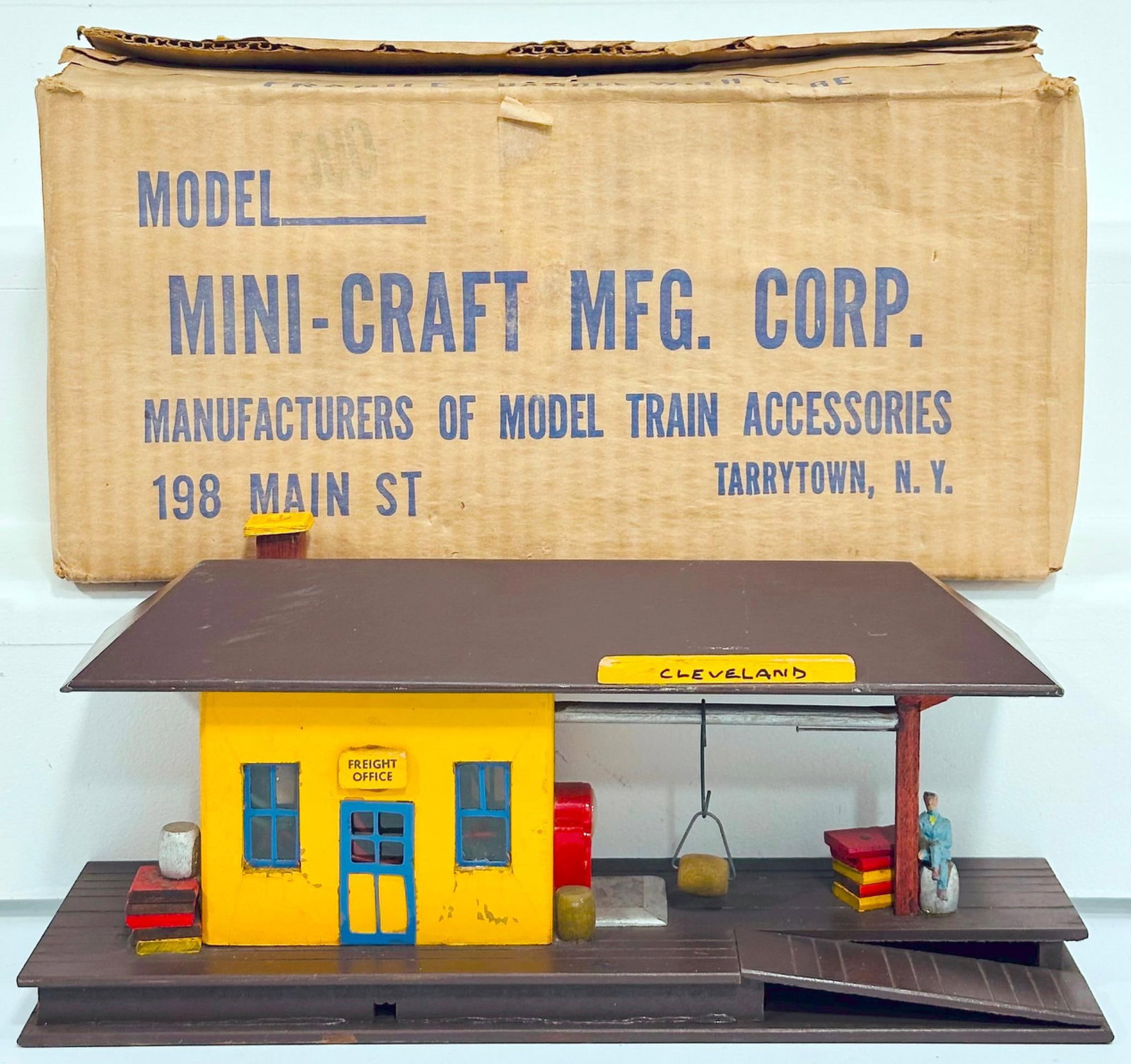 Mini - Craft Postwar S Gauge Freight Office Boxed: Mini - Craft Postwar S Gauge Freight Office Boxed, in C7 plus and with its original box.
