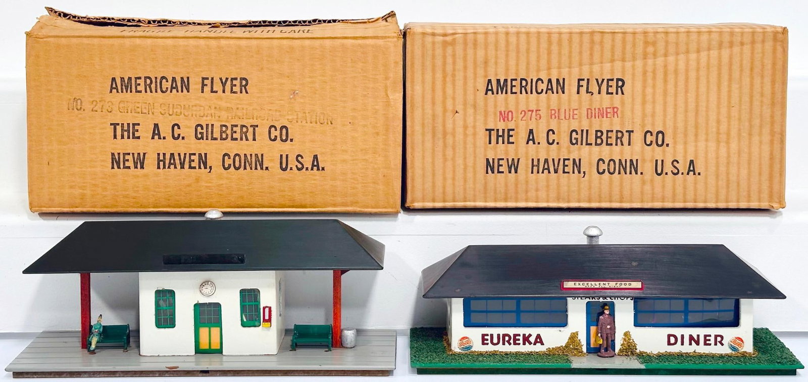American Flyer Postwar S Gauge 273 green Suburban Railroad Station Boxed and 275 blue Diner Boxed: American Flyer Postwar S Gauge 273 green Suburban Railroad Station Boxed and 275 blue Diner Boxed, each in C7 or better and each with its original box.
