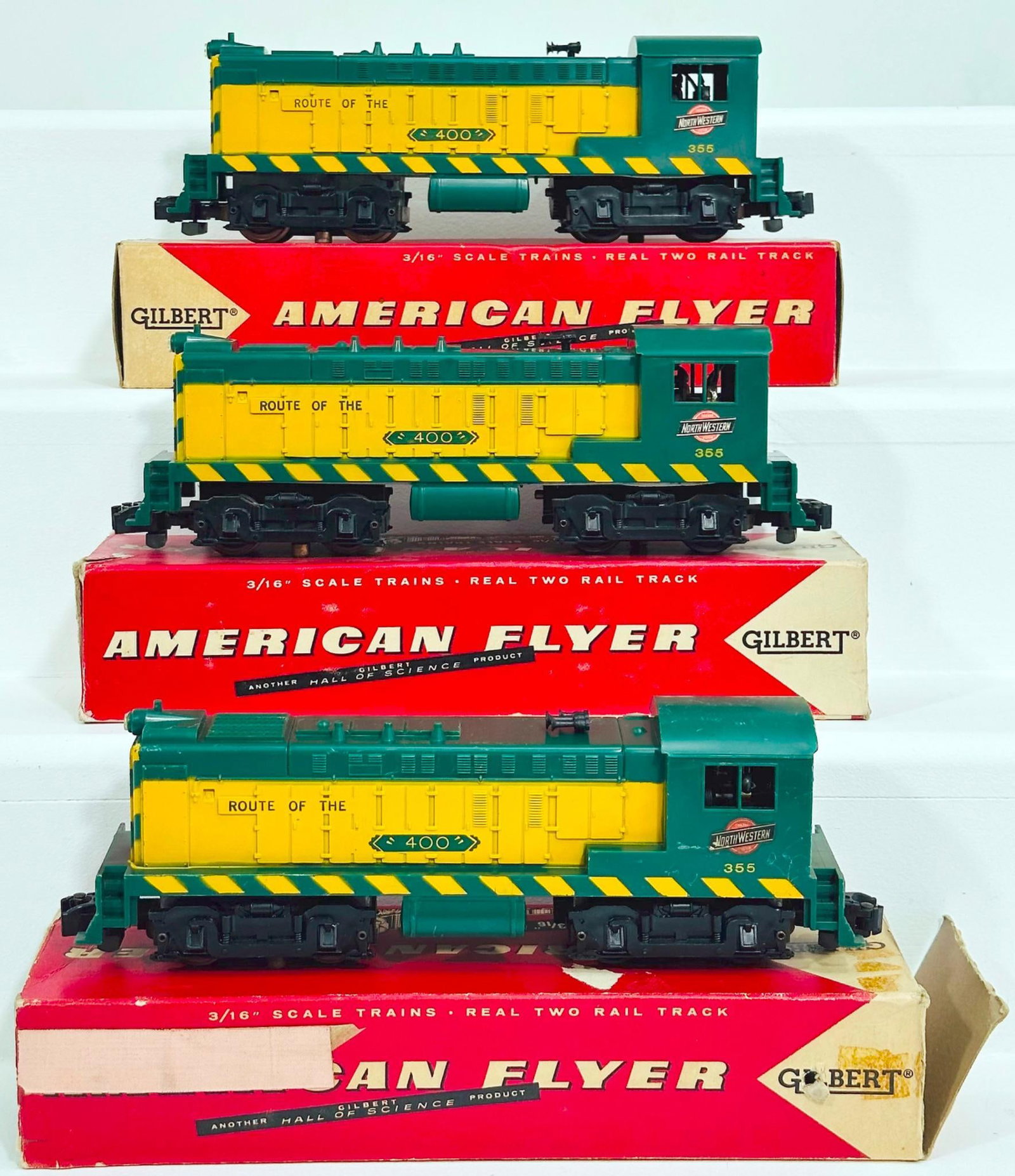 American Flyer Postwar S Gauge 21800 - 355 - 21800 - 355 Baldwin Diesel Switchers: American Flyer Postwar S Gauge 21800 - 355 - 21800 - 355 Baldwin Diesel Switchers, each in C7 plus and each with its original box, although one of the boxes is missing both end flaps.