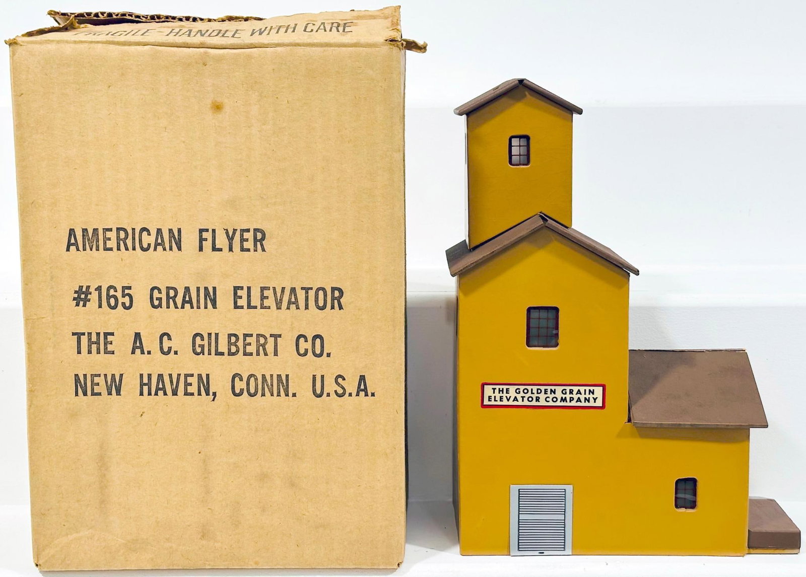 American Flyer Postwar S Gauge 165 Grain Elevator Boxe: American Flyer Postwar S Gauge 165 Grain Elevator Boxed, in C7 and with its original box.