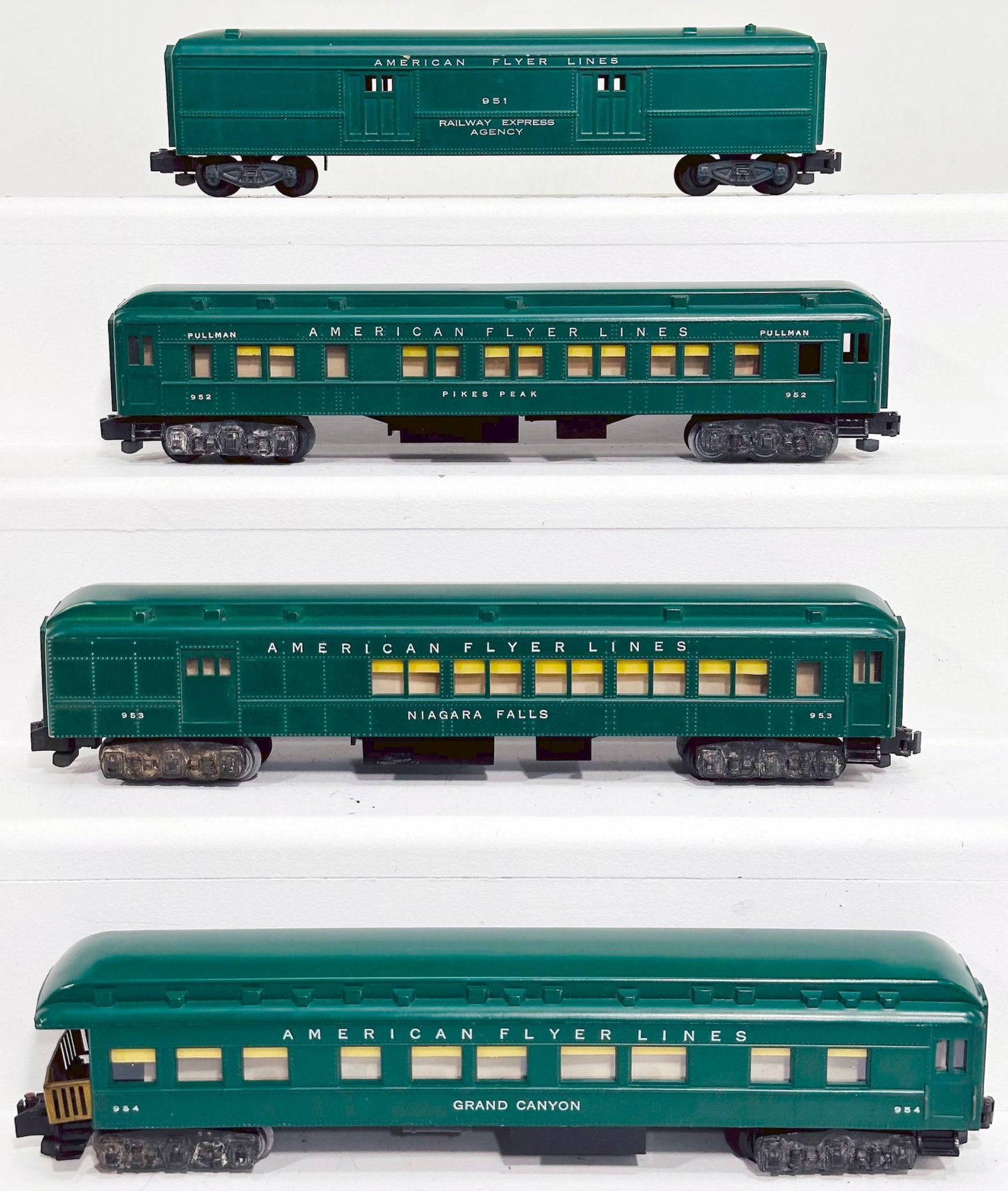 American Flyer Postwar S Gauge 952 - 953 - 951 - 954 green Madison Passenger Cars (1 of 6)
