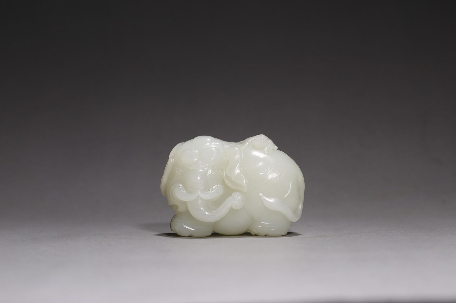White Jade Carving of Elephant: White Jade Carving of Elephant Height:5cm, Length:7cm, Welcome to our highly recommended section, the rare and old collection from Mr. Wu, the descendants of Wu Hongming's family, with a long history