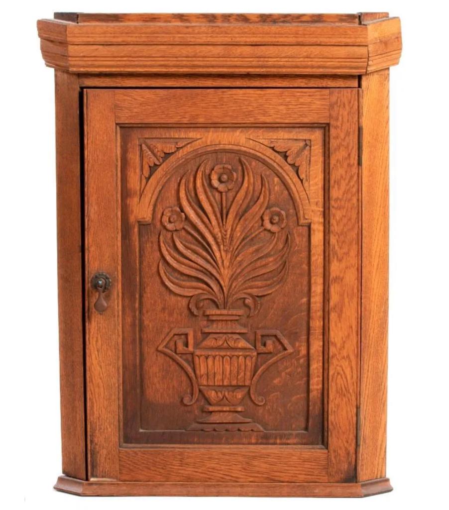 An American Carved Oak Hanging Corner Cupboard (1 of 2)