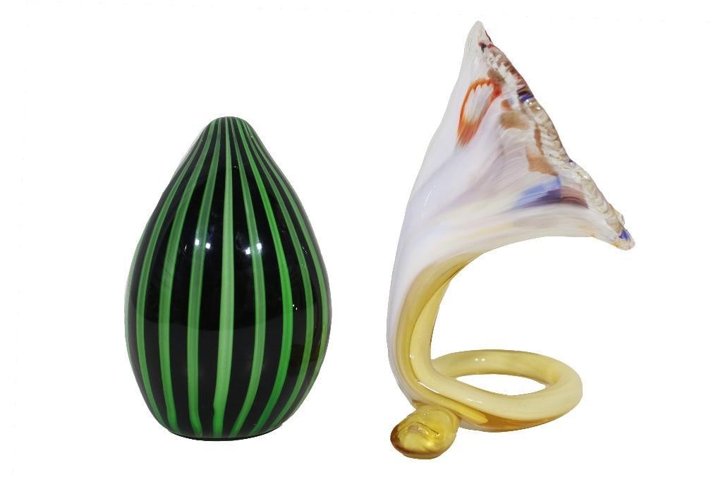 Italy, 20th century. This lot contains two fine pieces of blown Italian glass. One depicts the horn (1 of 3)