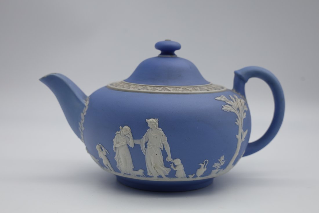 Beautiful Vintage Wedgwood Blue and White Teapot (1 of 8)