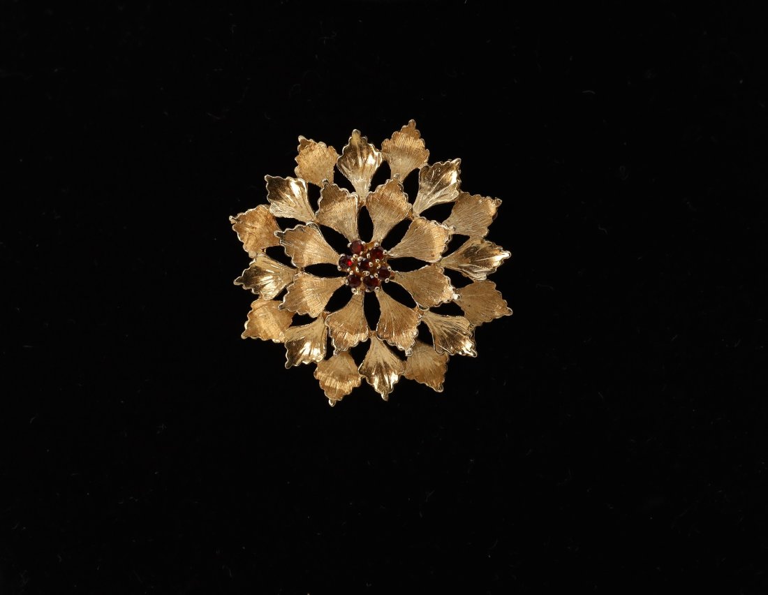 Lovely 14Kt Vintage Gold Brooch with Garnet Center: This 14Kt(7.2g) measures 1.25"D. 3 Dimensional leaves surround the garnet-filled center. Old craftsmanship