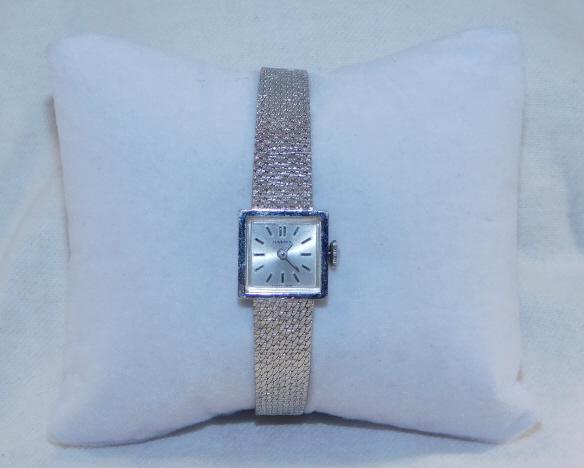 VINTAGE JUVENIA 18KT W. GOLD LADIES WATCH & BAND: Measures 7" long, Swiss made, marked Italy 750. Total weight 17.8 dwt