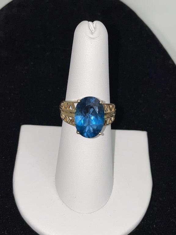 10KT YELLOW GOLD BLUE STONE RING (1 of 1)