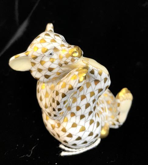 HEREND PORCELAIN GOLD FISHNET SEATED BEAR (1 of 2)