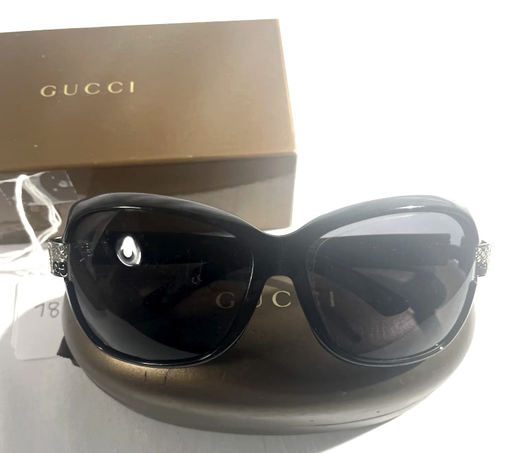 AUTHENTIC GUCCI SUN GLASSES NEW IN CASE: black frames signed with serial number