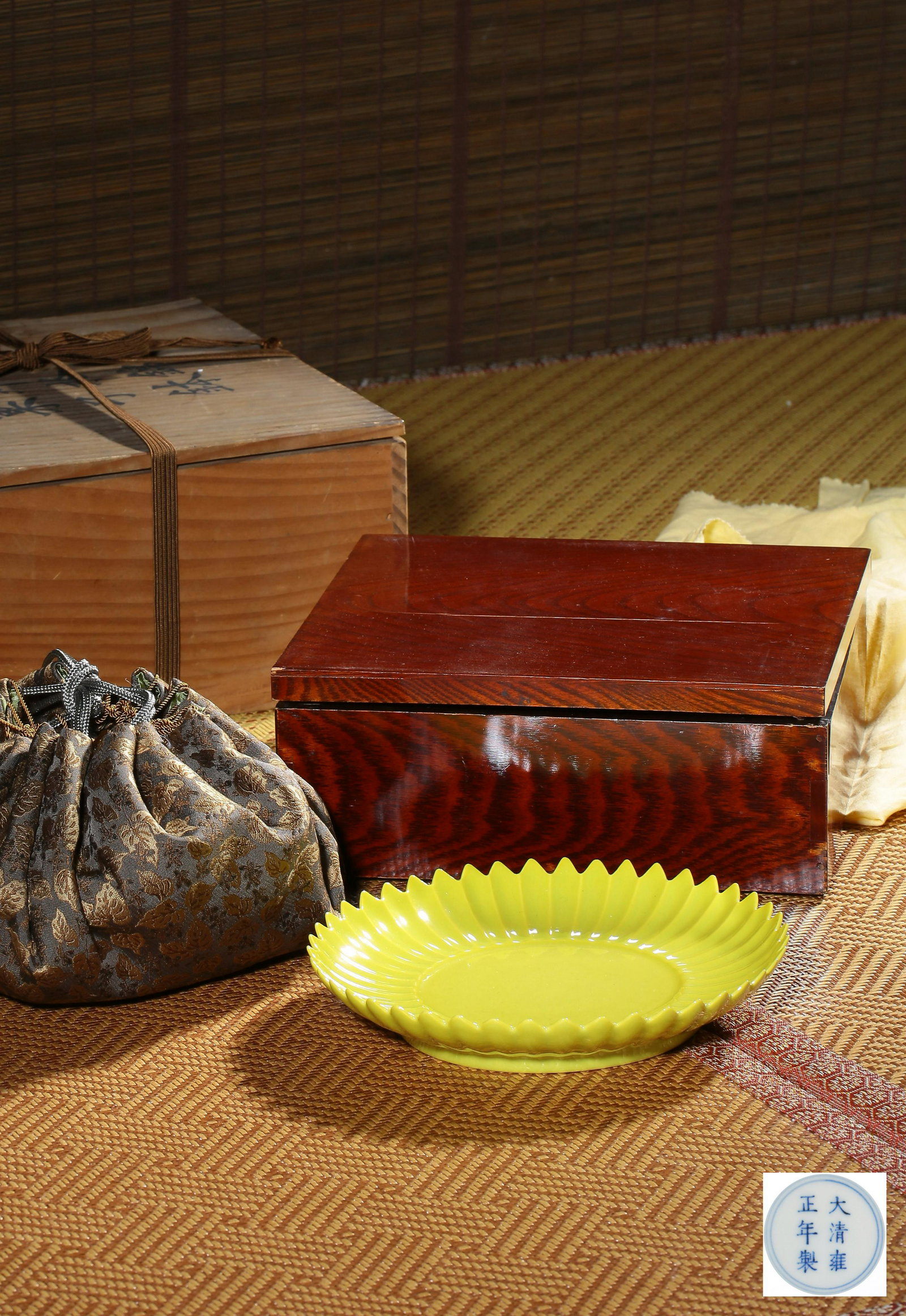 A LEMON-YELLOW-GLAZED DISH, MARK AND PERIOD OF: Dï¼š18cm