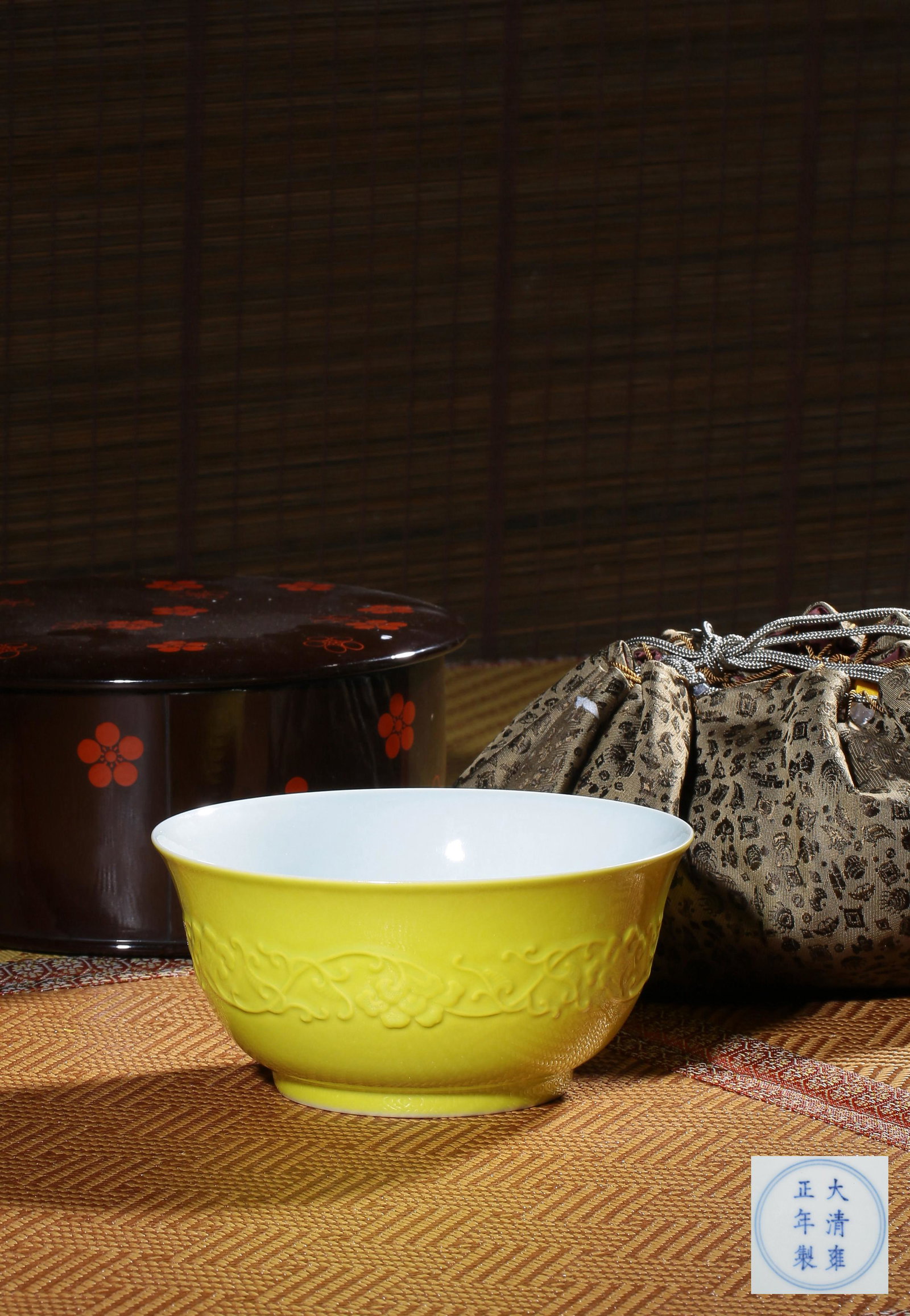 A LEMON-YELLOW-GLAZED BOWL, MARK AND PERIOD OF: Dï¼š18.3cmHave a scratch