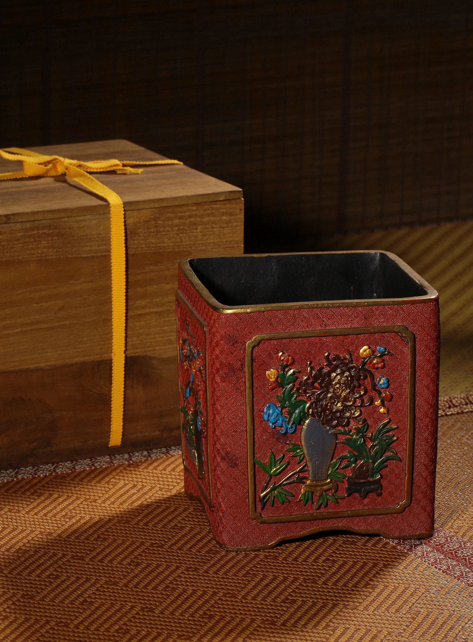 A CARVED CINNABAR LACQUER BRUSHPOT,QING DYNASTY: L:17cm W:16.5cm H:17.5cm