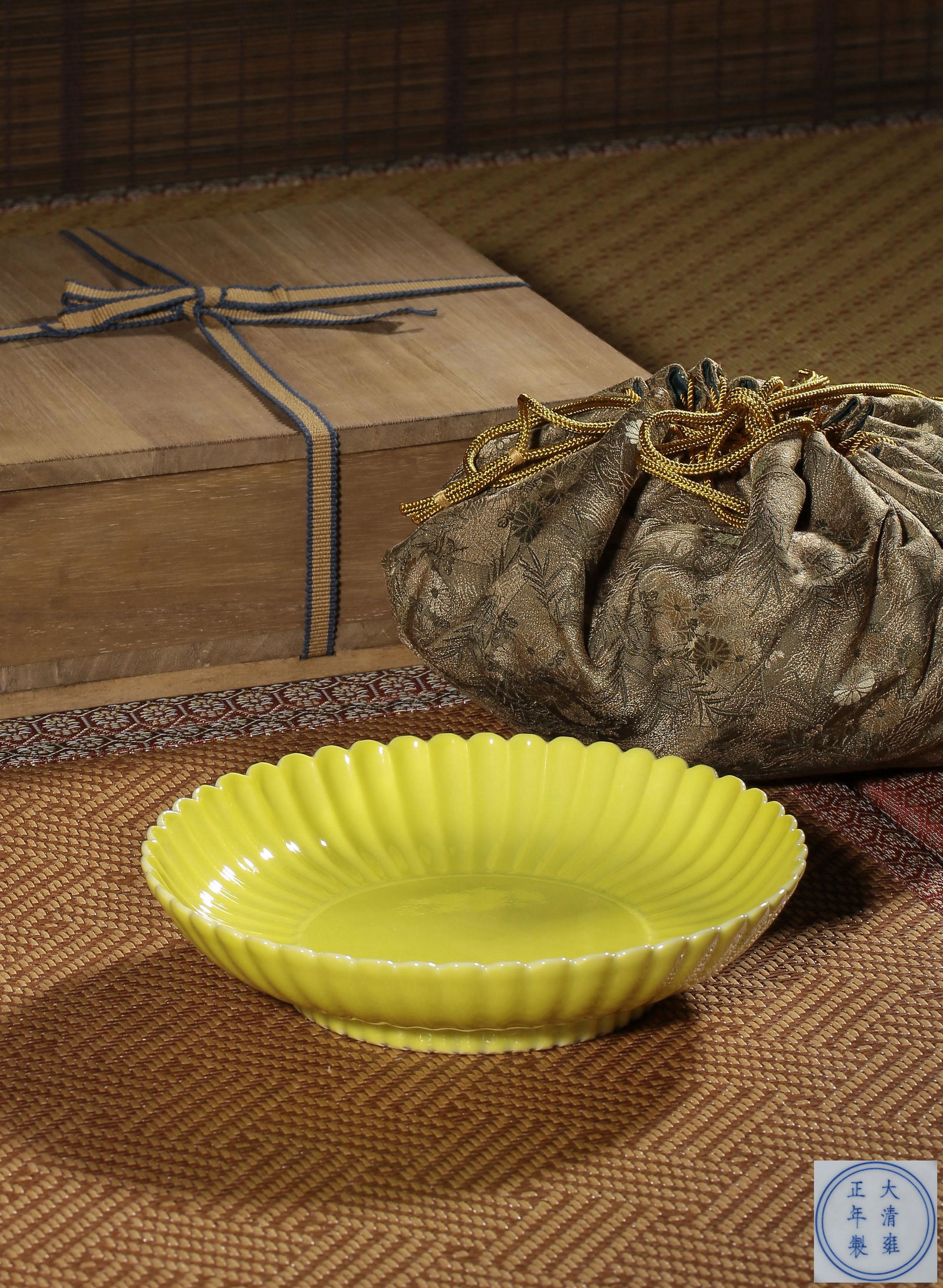 A LEMON-YELLOW-GLAZED DISH,MARK AND PERIOD OF YONGZHENG: D:19cm