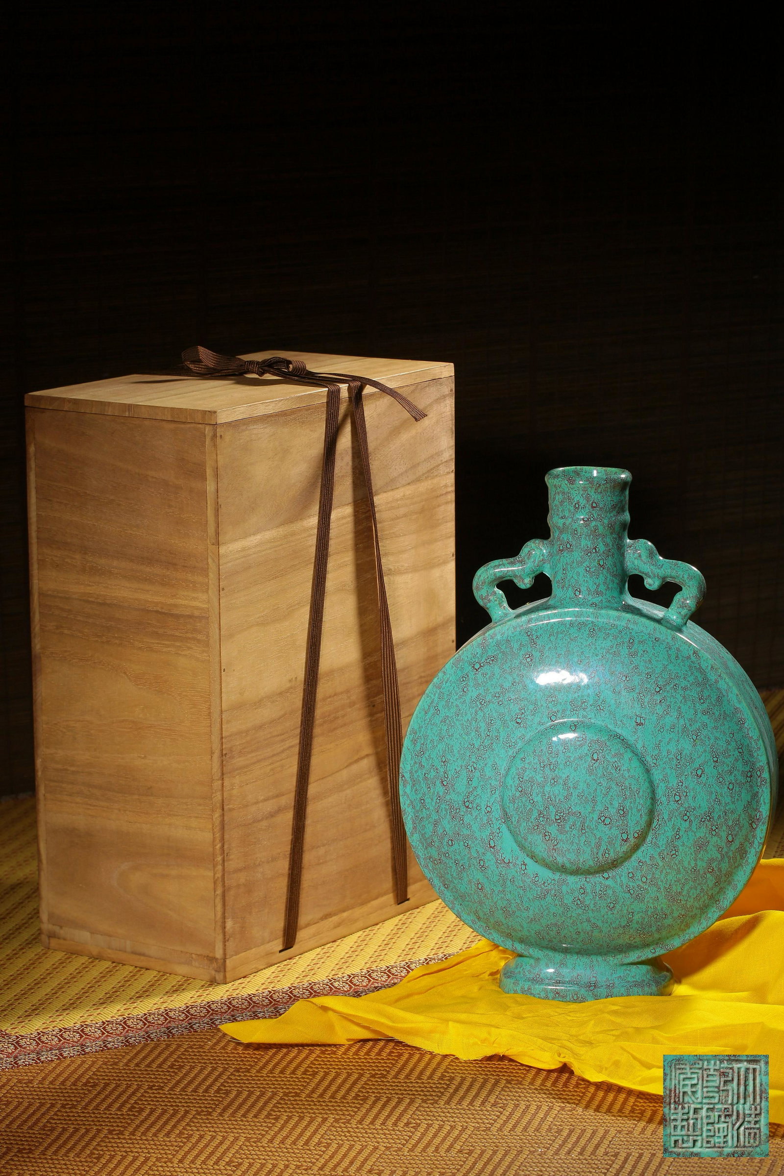 A ROBIN'S-EGG BLUE-GLAZED VASE,MARK AND PERIOD OF QIANLONG: H: 35cm