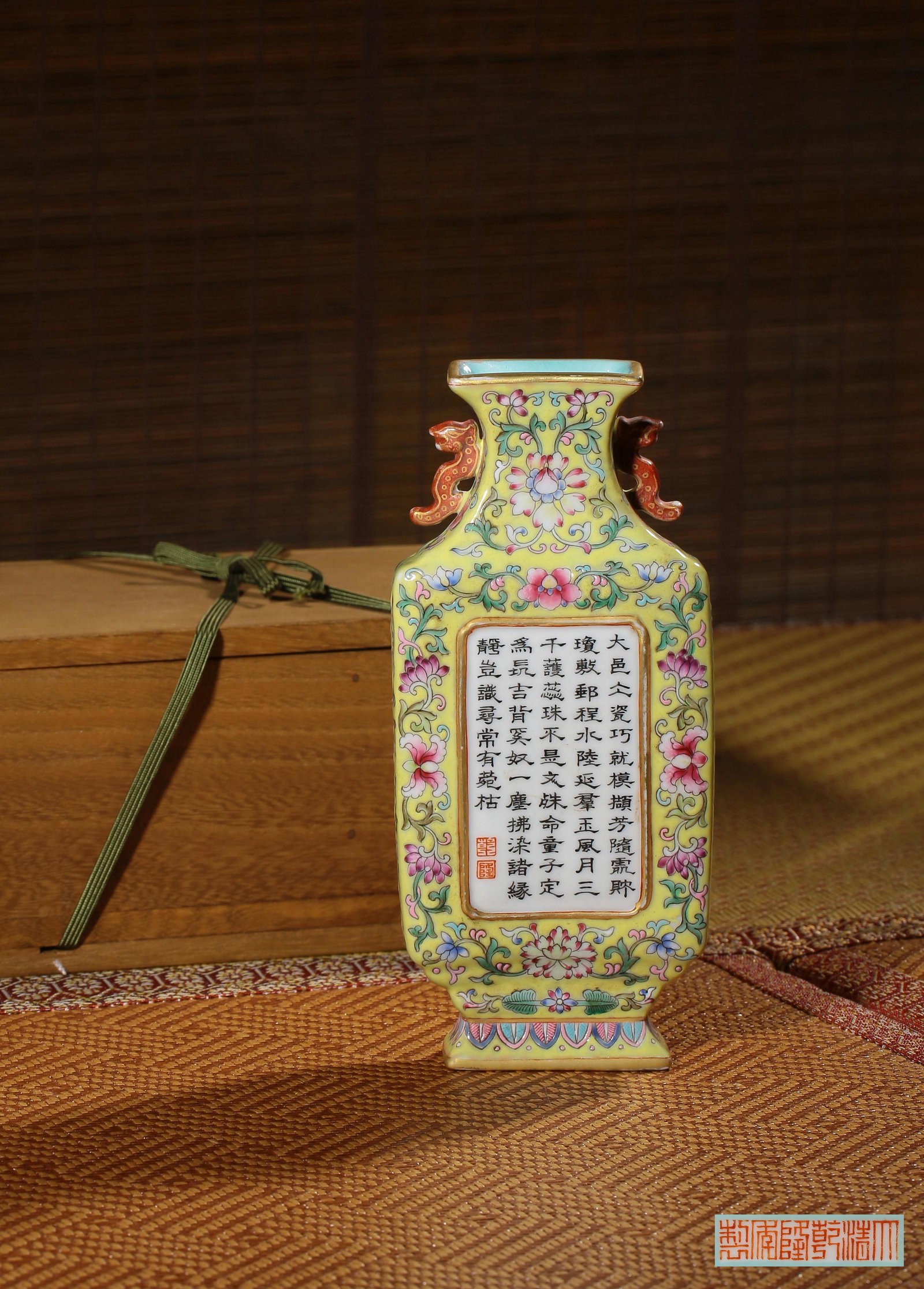 A LEMON-YELLOW-GLAZED‘POEM’VASE,MARK AND PERIOD OF QIANLONG: H:19.7cm