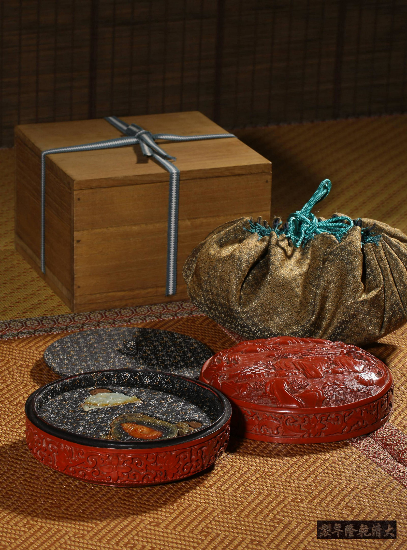 A PAIR OF JADE ‘DRAGON’PENDANTS,475-221 BC WITH A CARVED CINNABAR LACQUER ‘: ONE SIZE EACH