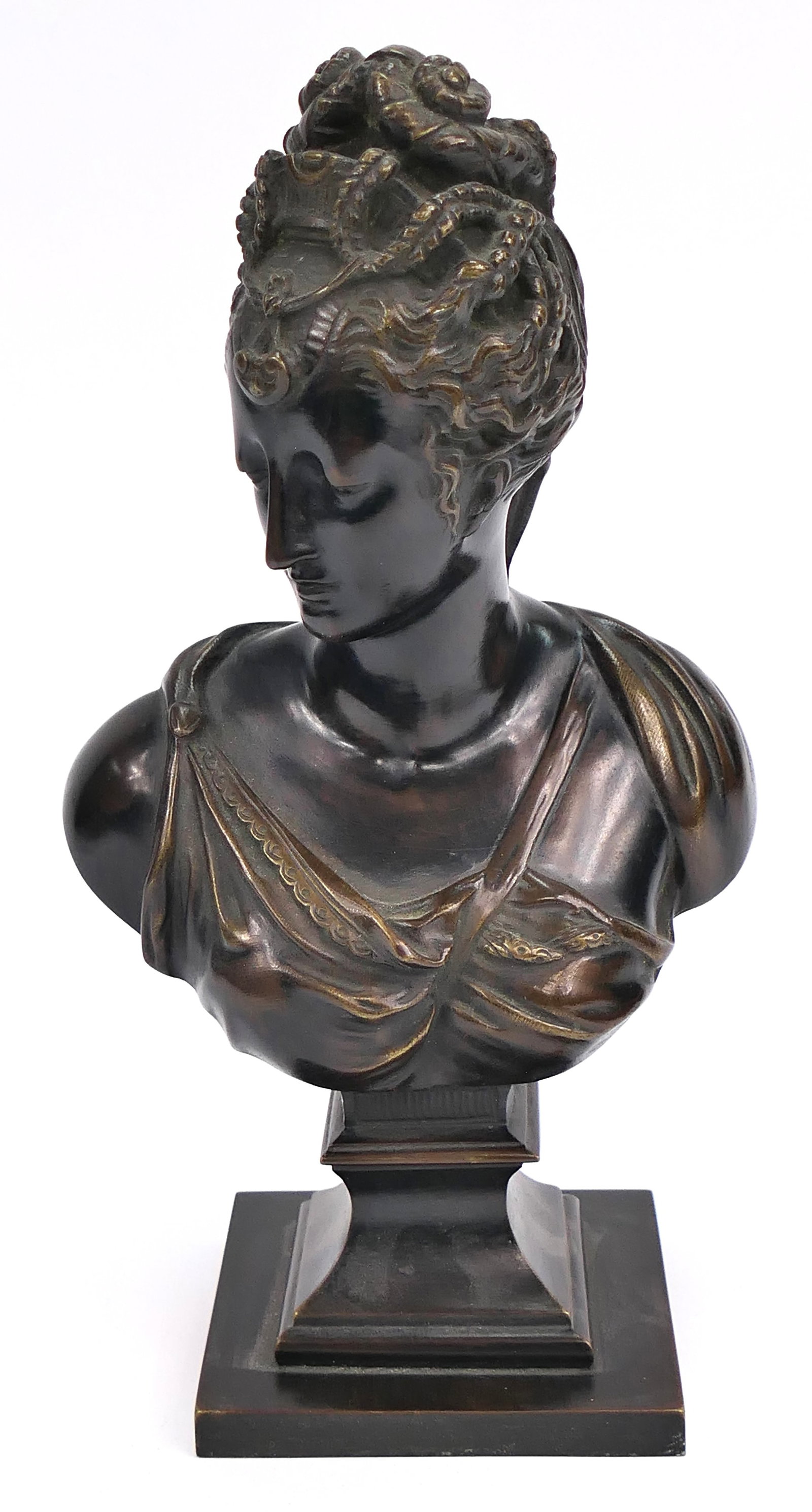 Bronze Tone Diana The Huntress Bust: Sculptural bust depicting the Roman goddess Diana the Huntress, also seen as a tribute to French noblewoman Diane De Poitiers, similar to the fountain of Diana included in the Louvre. This piece is no