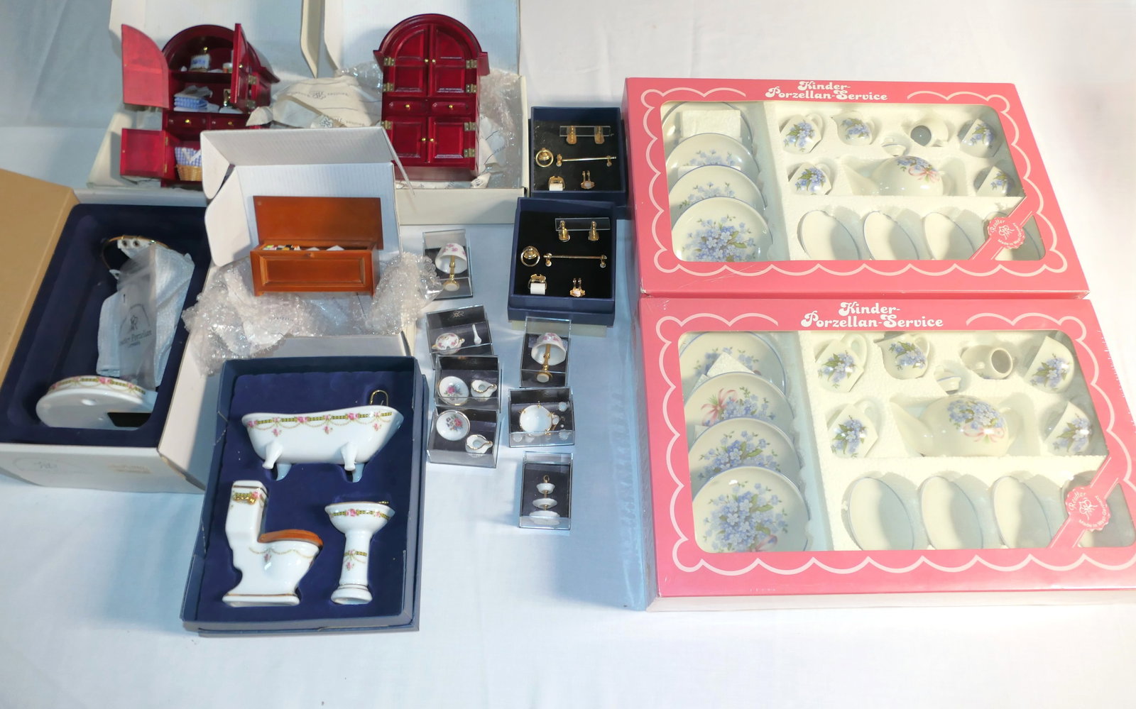 Reutter Porzellan Miniatures and Tea Sets (1 of 19)