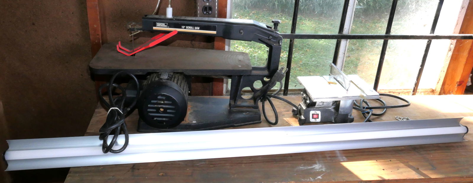 Two Power Tools and Shoplight: Two power tools including SE 4" table saw #9774TS and Master Mechanic 15" scroll saw "MM8350. Plus shoplight with chain pull 4' LED. All power on. Location: Garage