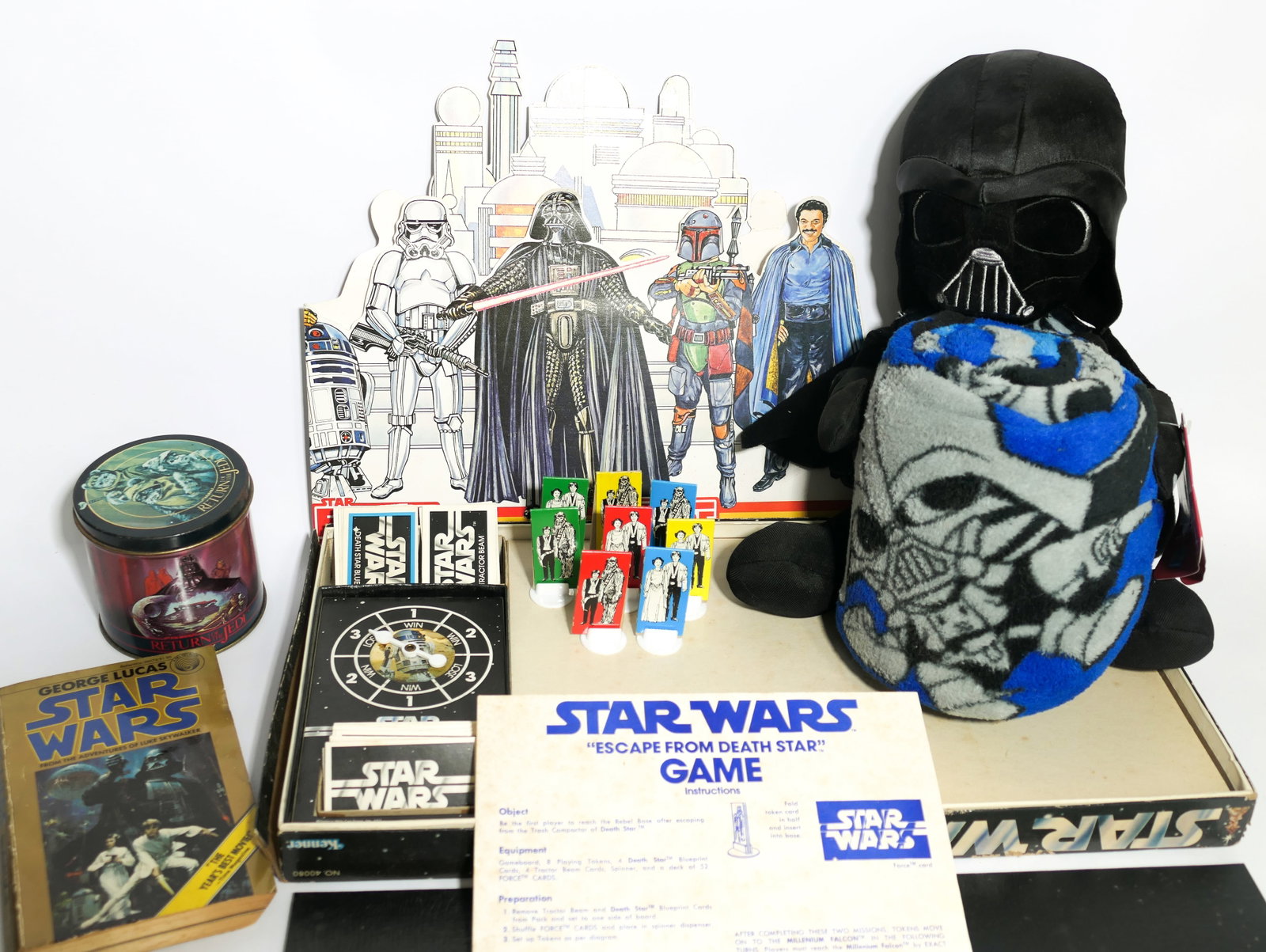 Star Wars Games and Collectibles: Star Wars games and collectibles including 1977 Kenner No. 40080 Star Wars Escape From Death Star game complete with all pieces (some wear from age and use), 1983 tin, 1986 Hamilton Collection collect
