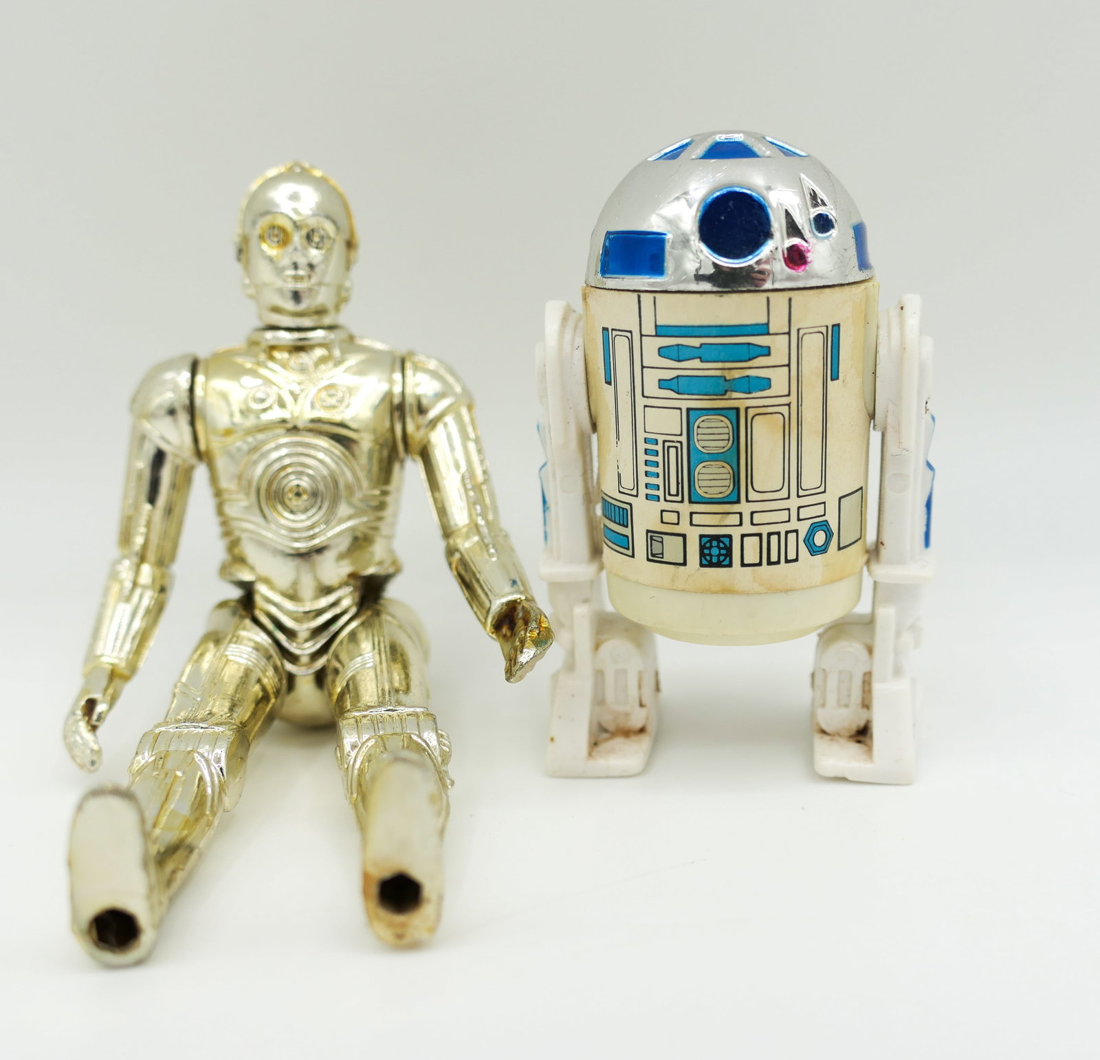 1977 Star Wars Action Figures: Two 1977 Kenner Star Wars 4 inch action figures including R2-D2 and C-3PO. R2-D2 has some sticky residue. Size: 4"h