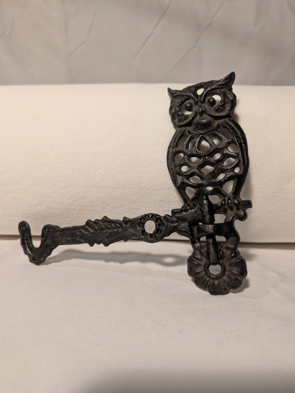 Vtg Cast Iron Owl Hanging Plant Swivel Hook 2 pcs: Vtg Cast Iron Owl Hanging Plant Swivel Hook 2 pcs. Nice patina. Meas. 4 3/4"h x 5 3/4"d. Good movement, overall nice piece. Taiwan