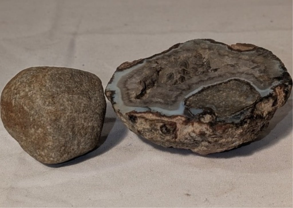 Geodes - Pair, 1 Nodule, 1 Agate Exposed: Geodes - Pair, 1 Solid, 1 Agate Exposed. Nodule is rock shaped, meas. 2" x 1" x 1" The other, blue agate meas. 3" x 2 3/4" x 1".