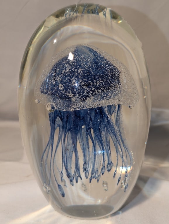 Jellyfish Paperweight - Dynasty Gallery Heirloom: Jellyfish Paperweight - Dynasty Gallery Heirloom Collectibles "for Collectors Around the World".. Blue and white with bubble accents. Meas. 7 1/2"h x 12 1/2"around. Label on bottom.