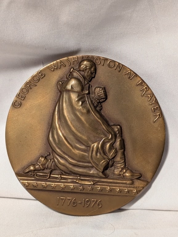 '76 Bicentennial Commemorative Bronze Coin Masons: 1976 Bicentennial Commemorative Bronze Coin. Depicts George Washington at Prayer, John L. McGraw, R. W. Grand Master of Masons in Pennsylvania on reverse. Meas. 3 3/4"r.