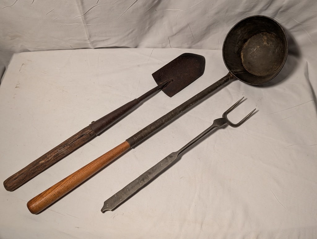 Mixed Lot Antique Implements: Spade Sauce Pot Fork (1 of 5)