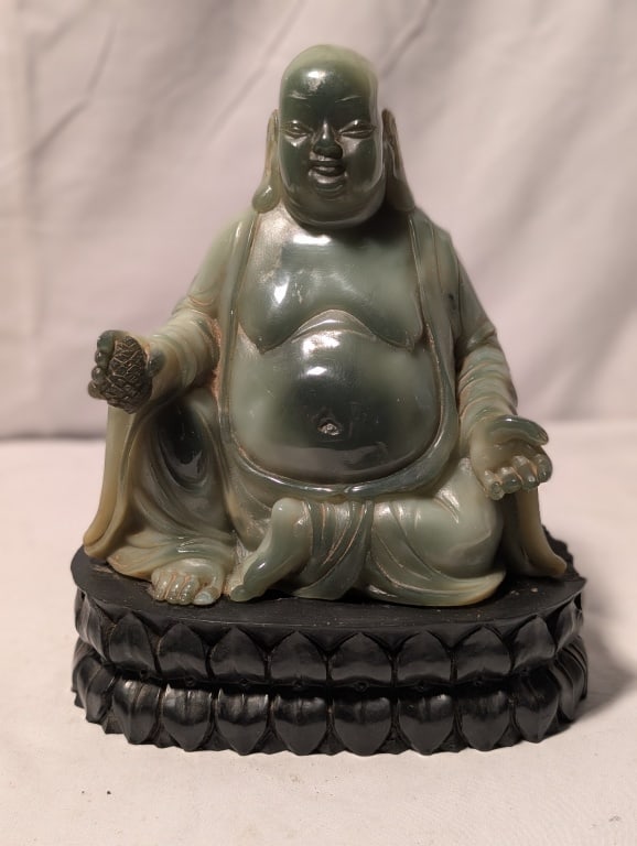Chinese-style Buddha figure (1 of 9)