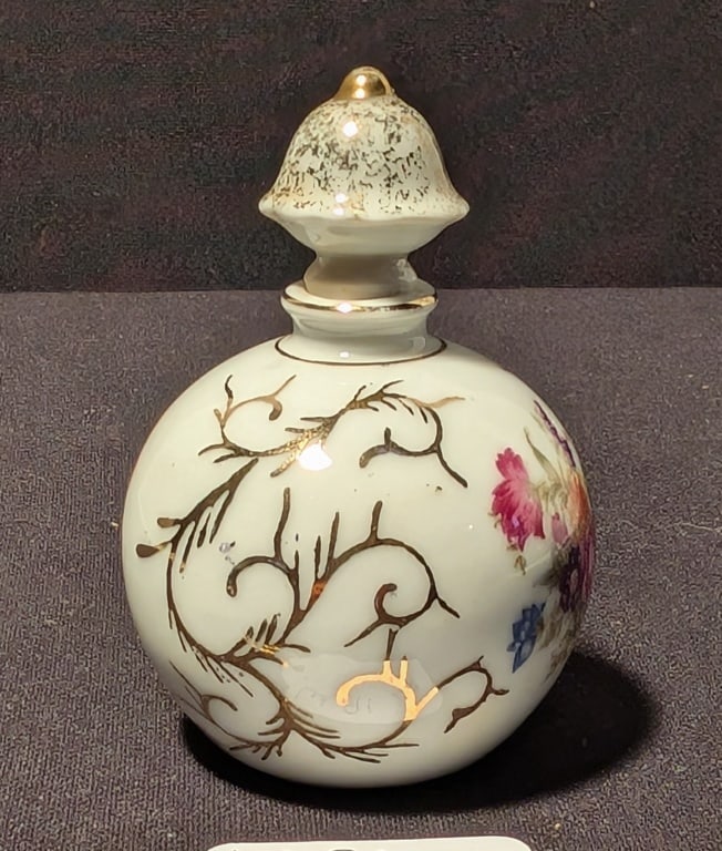 French Ince Porcelain Vanity Bottle / Stopper HP: Antique French Ince Porcelain Vanity Bottle / Stopper Handpainted. No chips. In near mint condition. Meas. 3"h x 2 1/4"r.