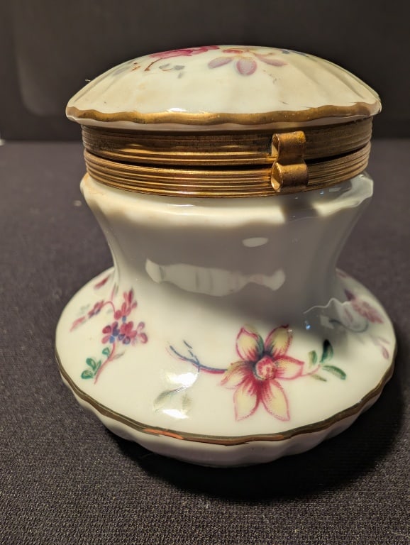 Vtg Porcelain Hinged Trinket Box, HP Floral Design: Vtg Porcelain Hinged Trinket Box, HP Floral Handpainted Design. Gold leaf edging w/ gold tone hinge. Scalloped edge lid. No chips. Nice piece. Meas. 3 1/2"h x 3"r.