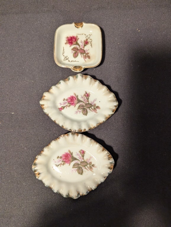 1940s Japanese Porcelain Tea Bag Holders & Ashtray: 1940s Japanese Porcelain Tea Bag Holders & Ashtray.. Handpainted with gold leaf edge. Tea bag holders have fluted edges and oval shape. Ashtray is square w/ gold leaf accents. Each meas. approx